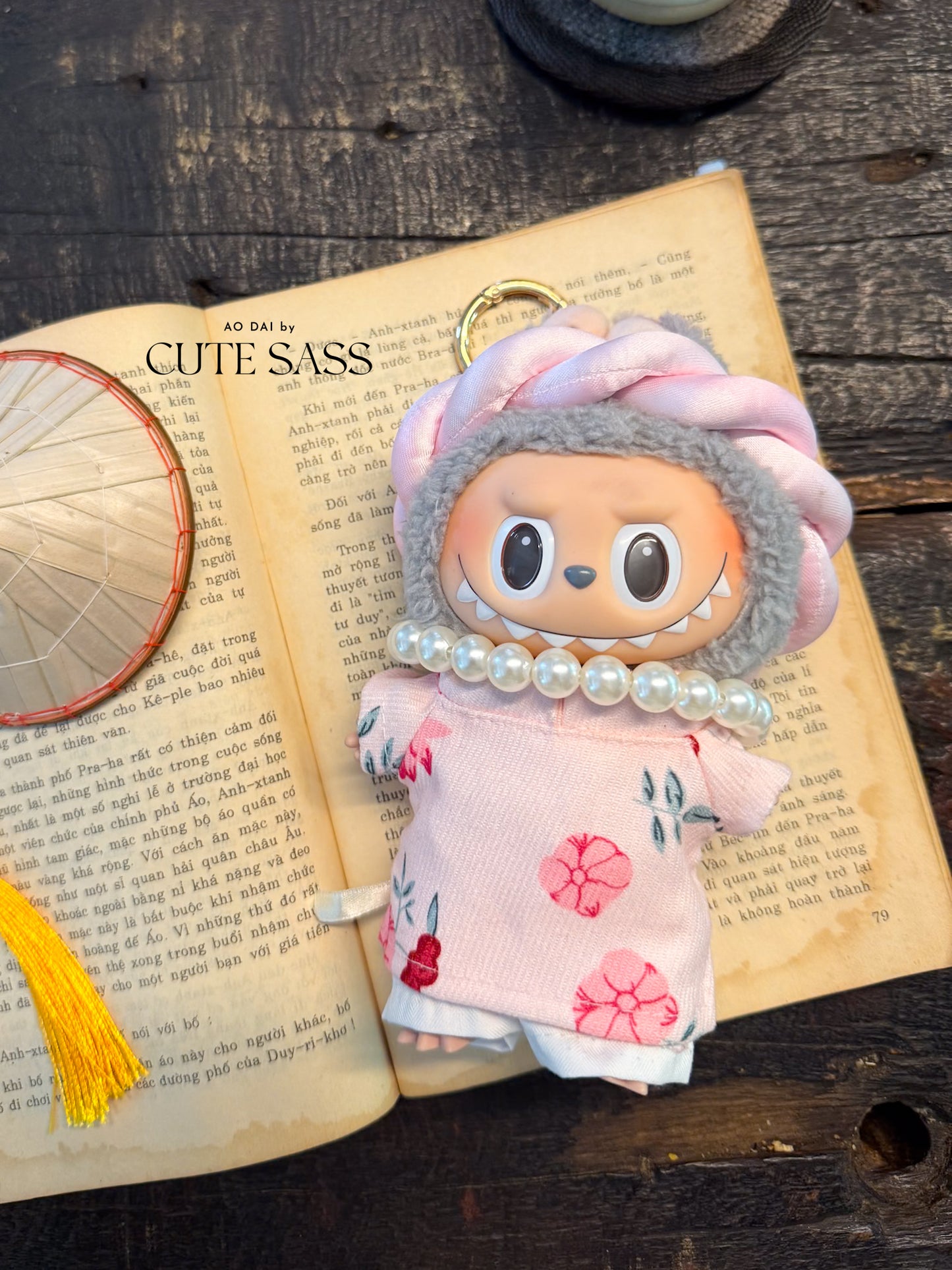Pink Daisy Mini Vietnamese Ao Dai Set for Labubu – Includes Pants, Headband & Pearl Necklace (Doll Not Included)