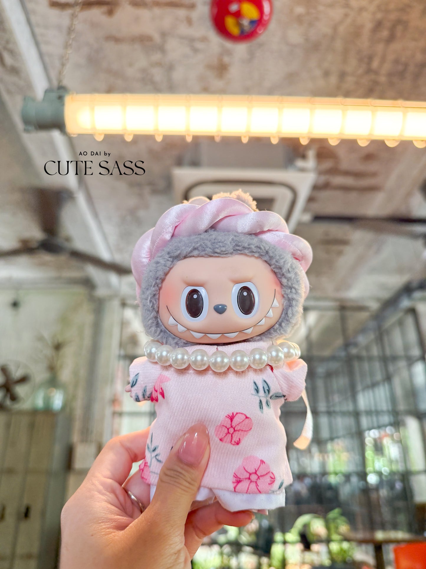 Pink Daisy Mini Vietnamese Ao Dai Set for Labubu – Includes Pants, Headband & Pearl Necklace (Doll Not Included)