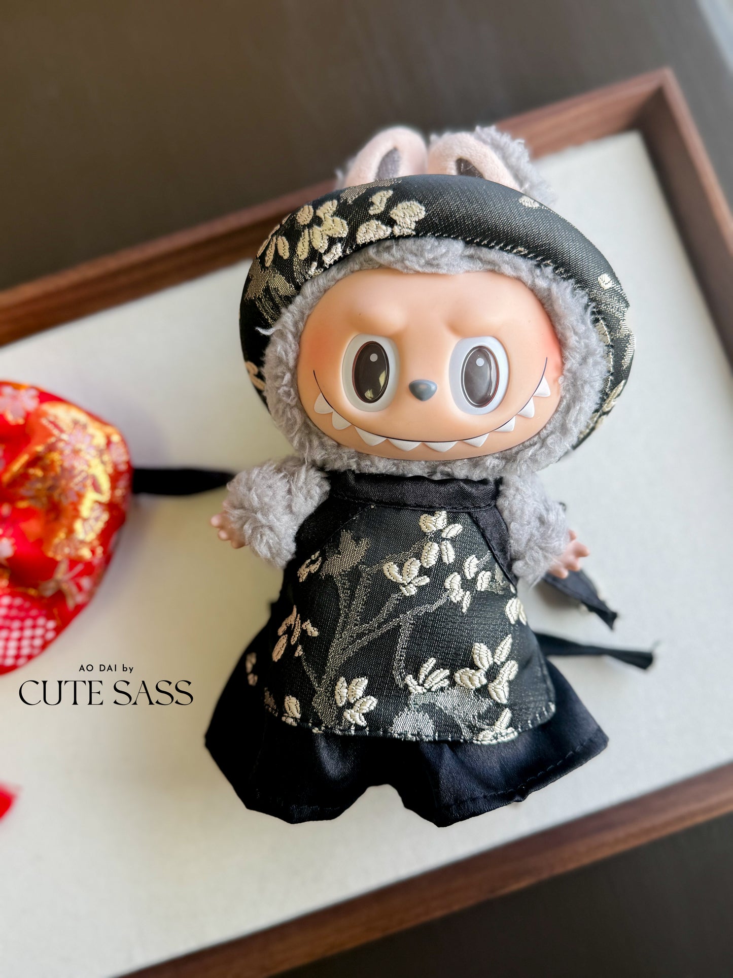 Black/Gold Eclipse Yem-Inspired Vietnamese Ao Dai Set for Labubu – Includes Pants & Headband (Doll Not Included)