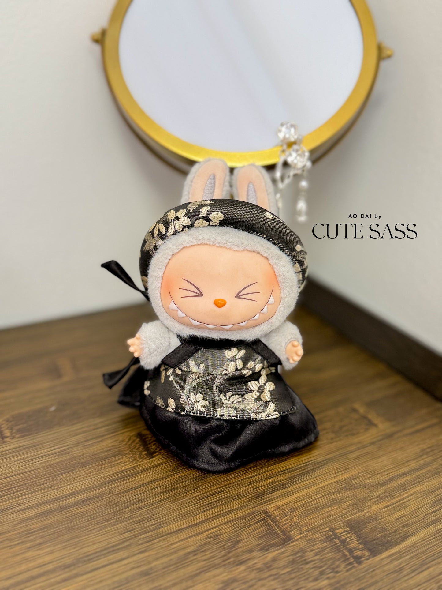 Black/Gold Eclipse Yem-Inspired Vietnamese Ao Dai Set for Labubu – Includes Pants & Headband (Doll Not Included)