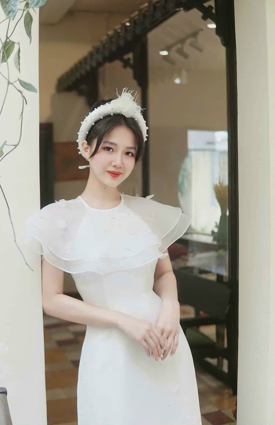 White Removable Cape Ao Dai Set (No Headband) | Pre-made Modernized Vietnamese Ao Dai| Ao Dai with Pants| Lunar New Year| Ao Dai Cach Tan