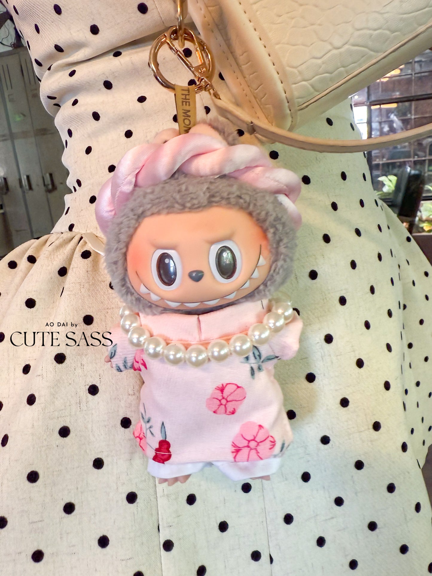 Pink Daisy Mini Vietnamese Ao Dai Set for Labubu – Includes Pants, Headband & Pearl Necklace (Doll Not Included)