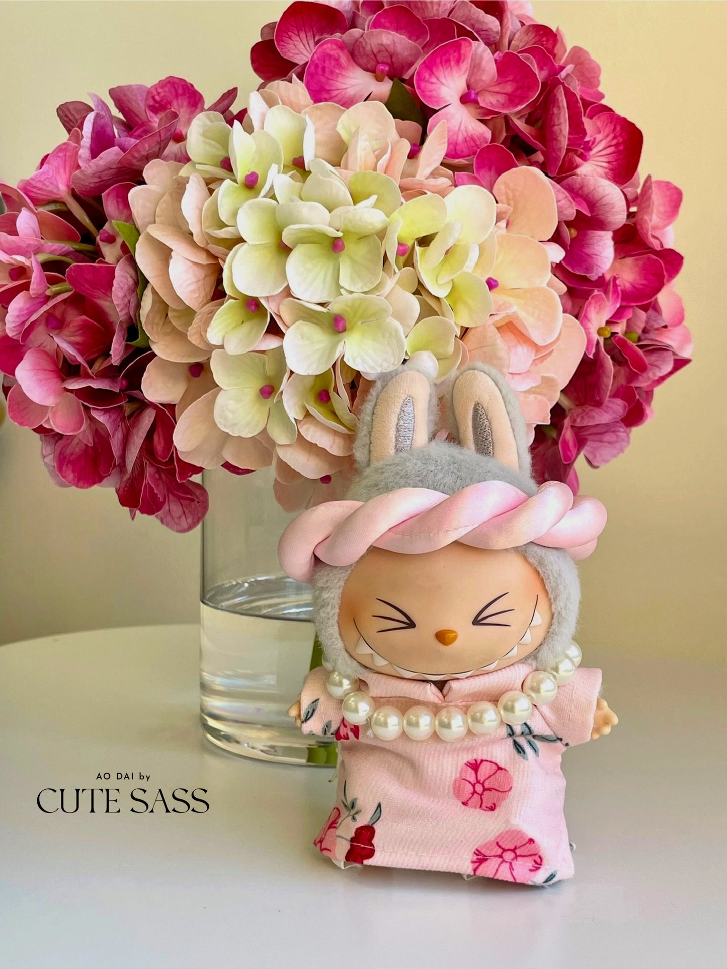 Pink Daisy Mini Vietnamese Ao Dai Set for Labubu – Includes Pants, Headband & Pearl Necklace (Doll Not Included)