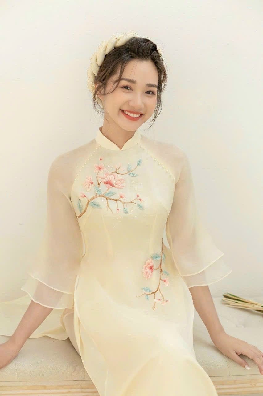 Cream Button Floral Ao Dai Set (No Headband)|Pre-made Modernized Vietnamese Ao Dai| Women Ao Dai with Pants| Lunar New Year| Ao Dai Cach Tan