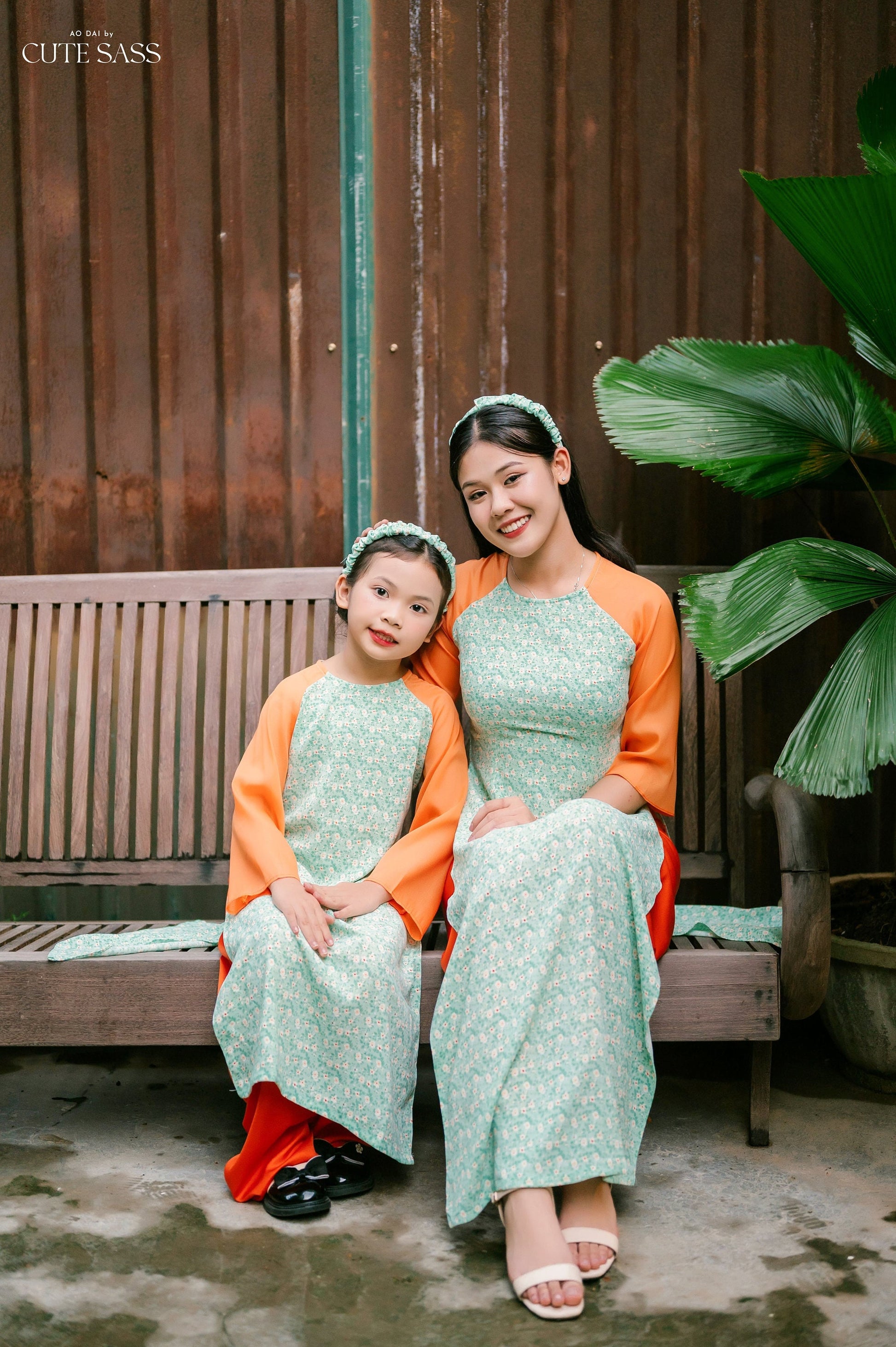 Mom and Daughter Green Hoa Matching Ao Dai Set with Headband
